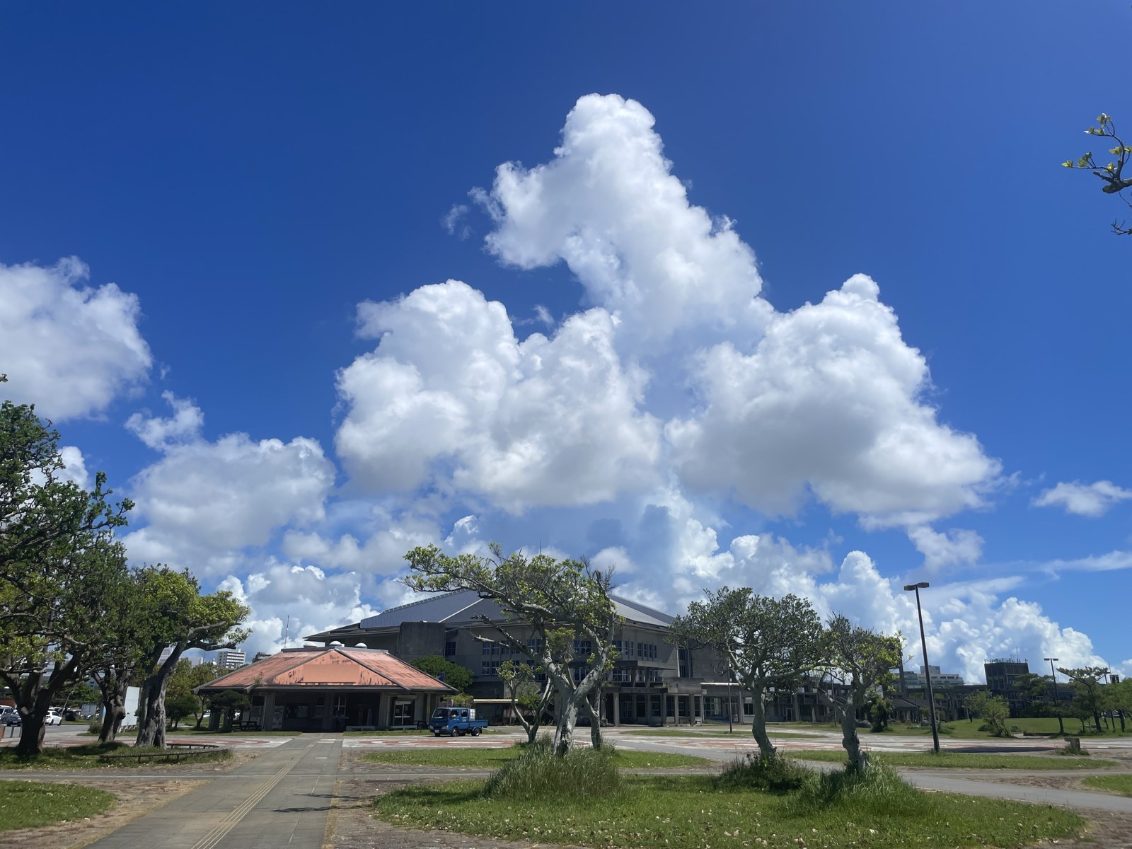 沖縄の青空と入道雲