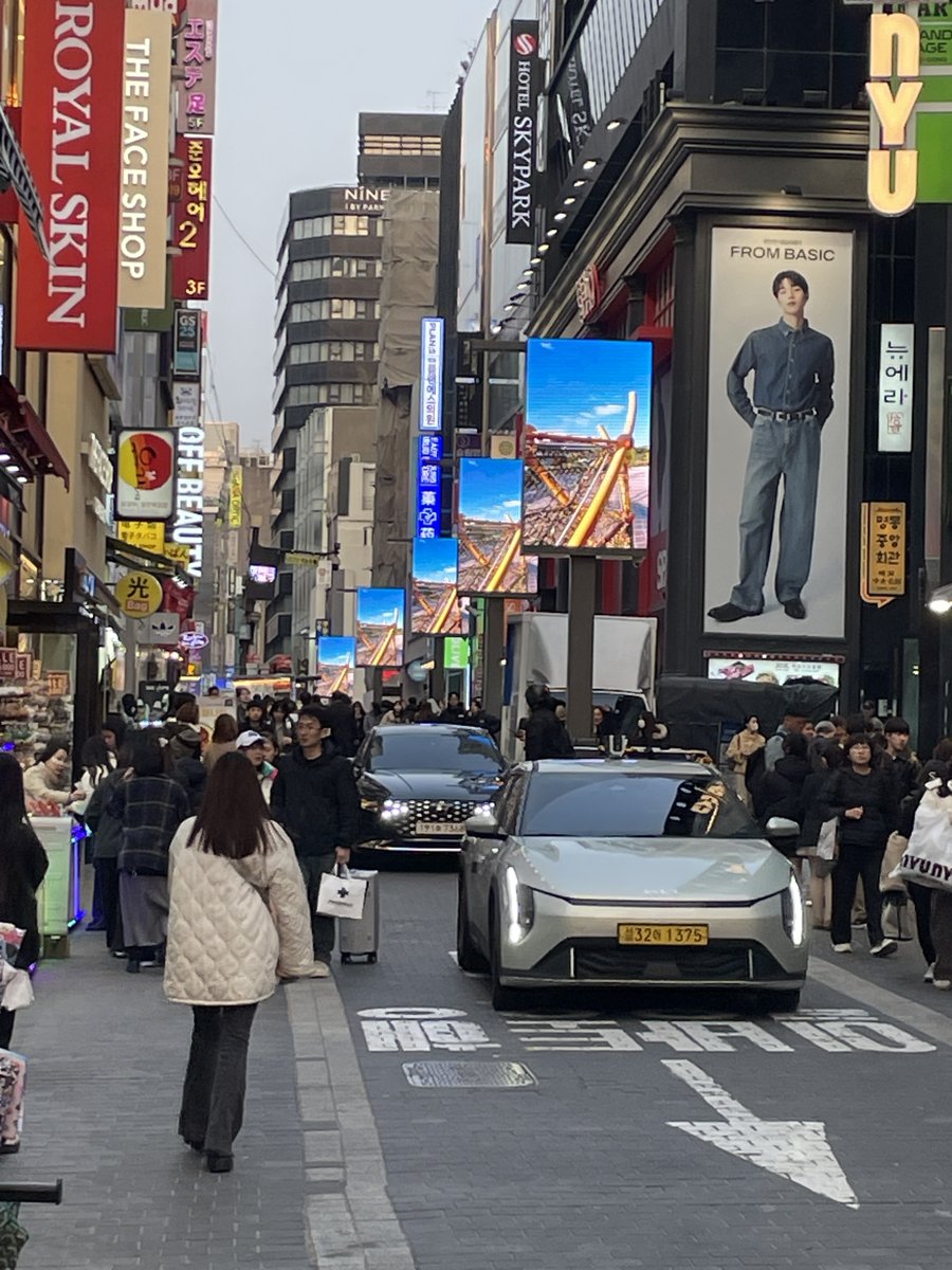 夕方の明洞のメインストリート。看板に灯りがつき人であふれている