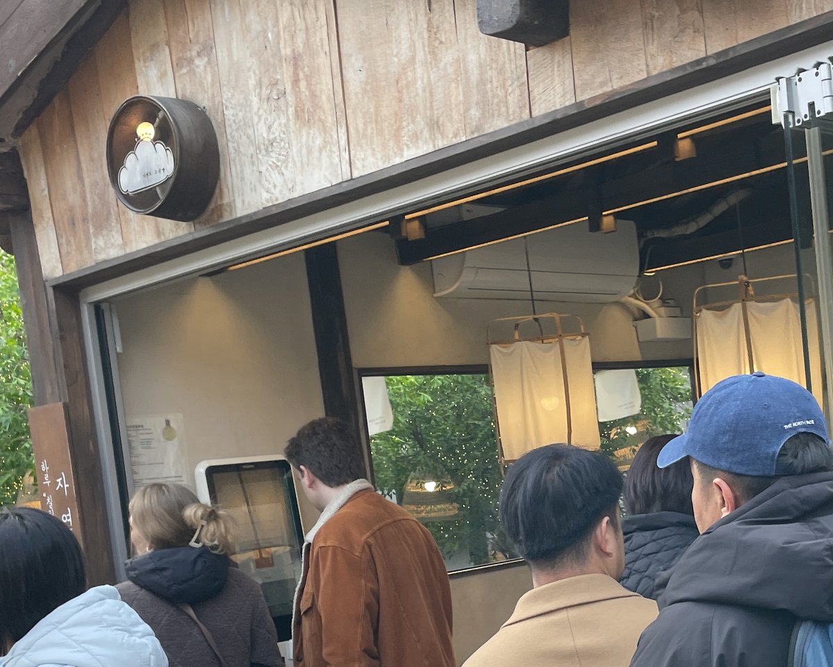 塩パン店の窓口と行列