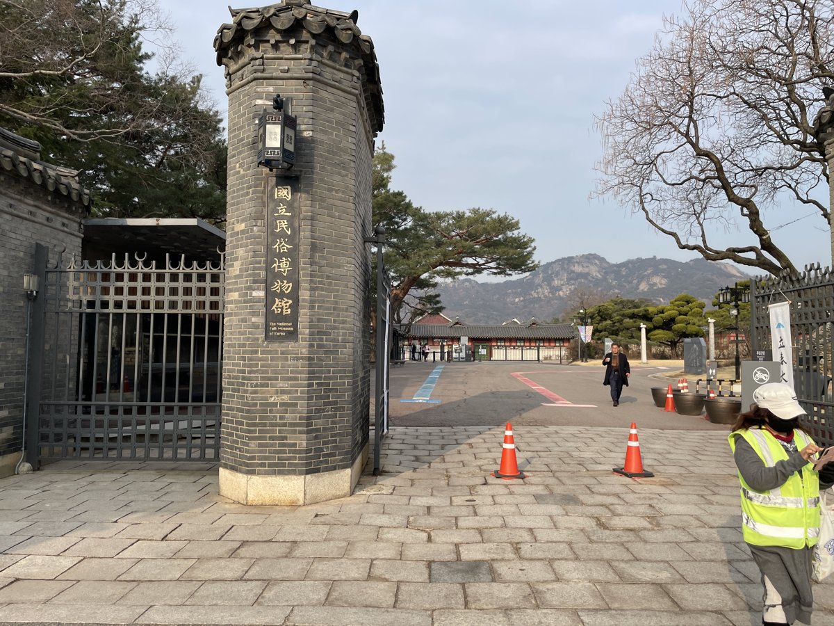 景福宮の敷地内にある国立民俗博物館の門