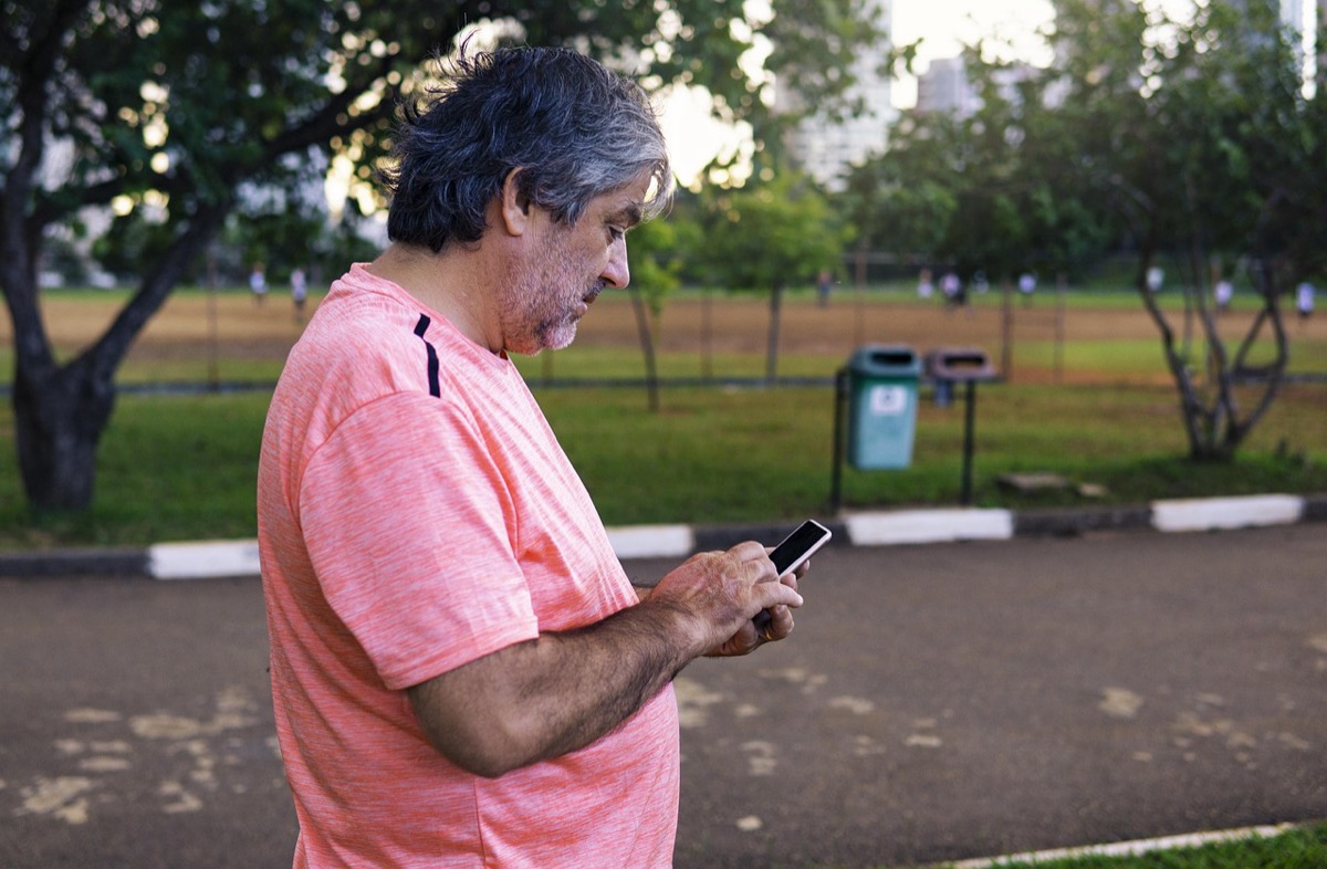 スマートフォンを操作する高齢の男性