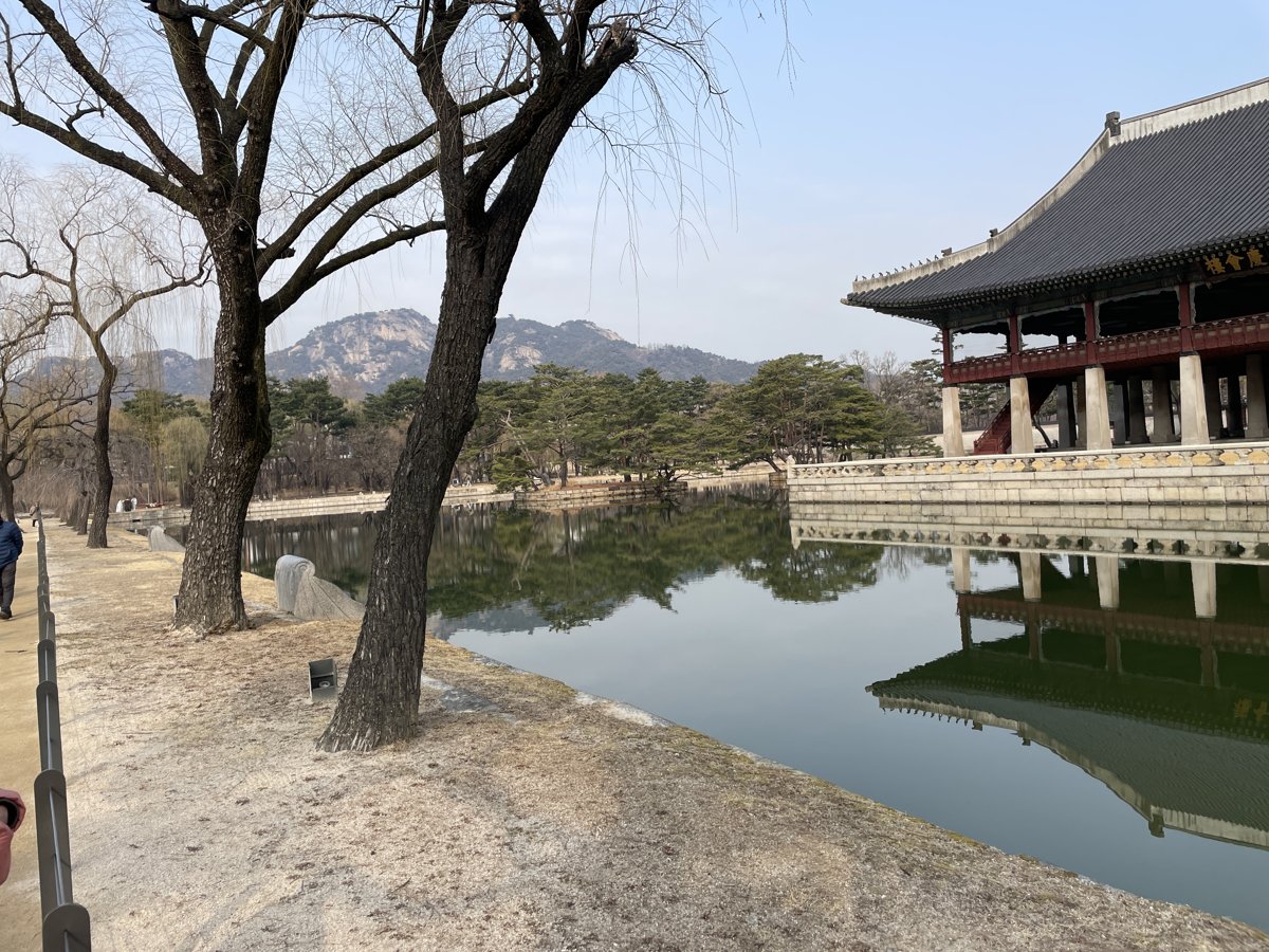 景福宮の池に映る慶会楼と背後の岩山