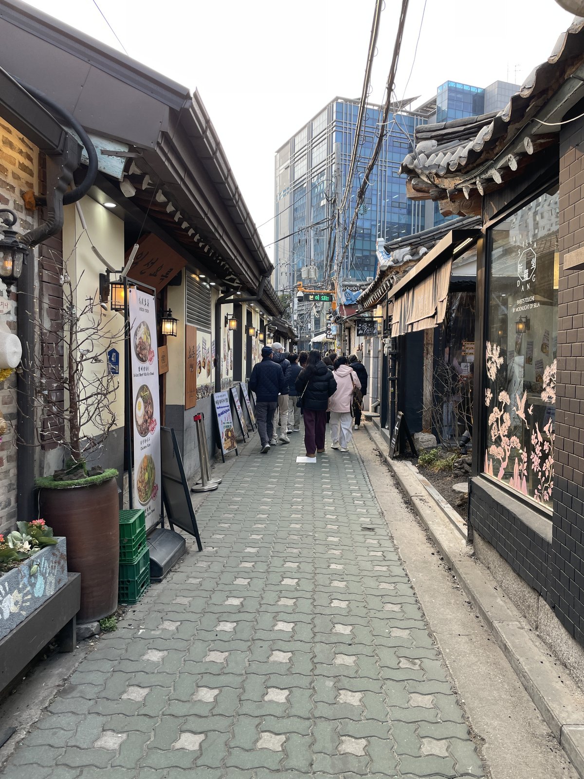 益善洞の路地と瓦屋根の家並み