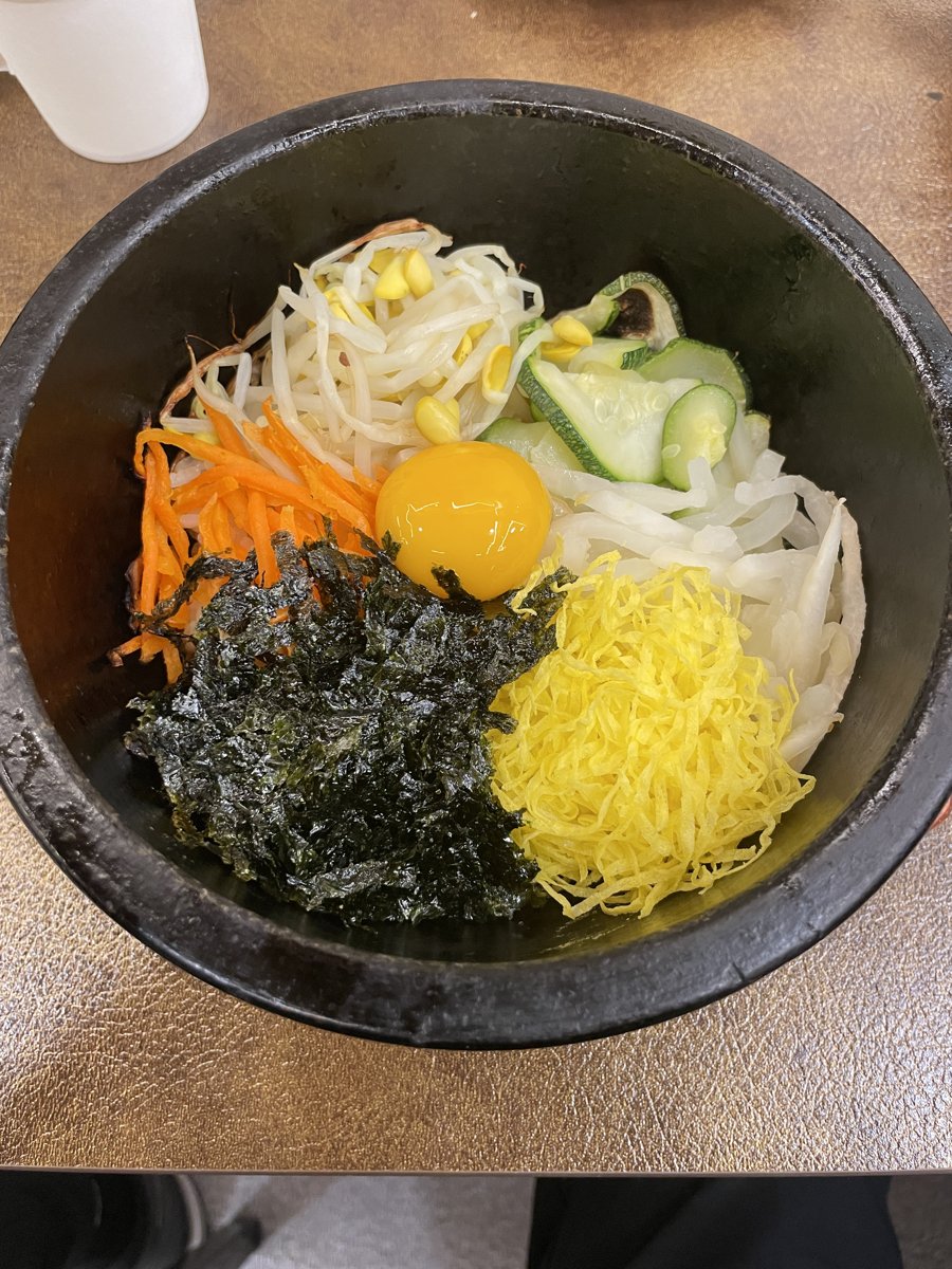 生卵がのった石焼ビビンバ、混ぜる前の状態