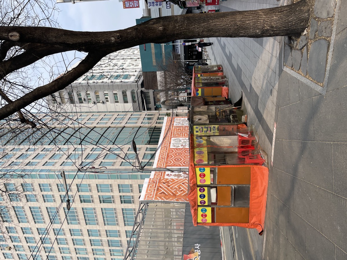ソウルの通りに並ぶ屋台