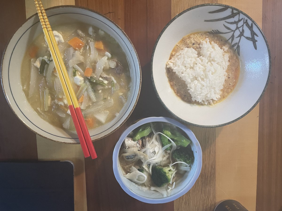 納豆と卵をかけたご飯、具だくさんの味噌汁、鯖の水煮の缶詰