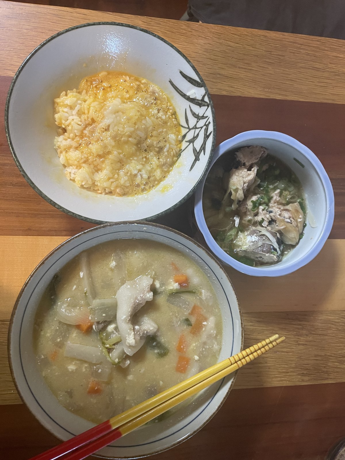 鯖の水煮の缶詰に玉ねぎとブロッコリーを合わせた日の朝食