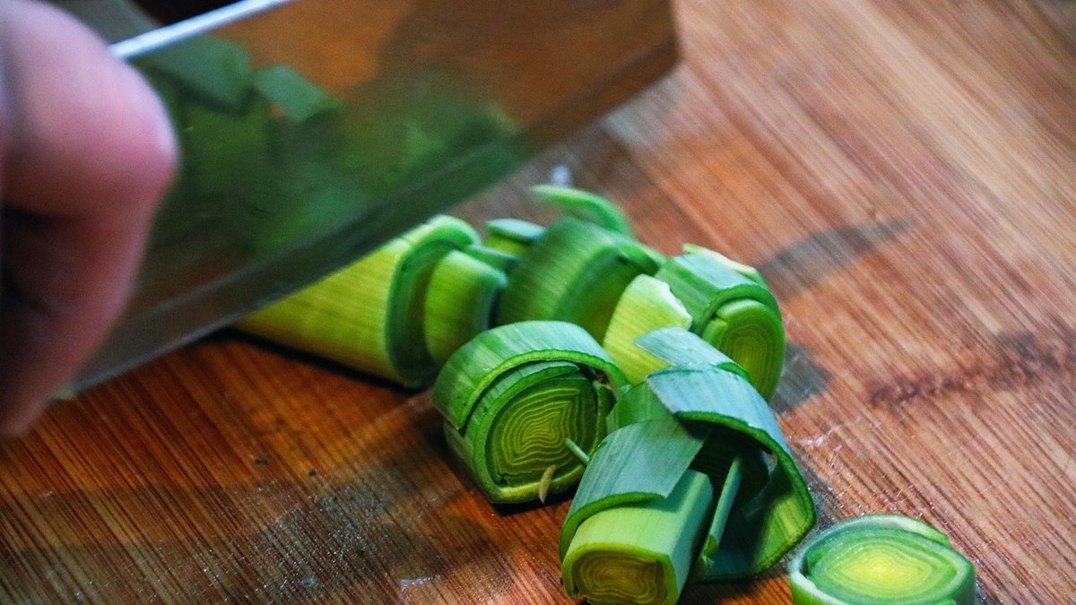 包丁で野菜を切っている手元