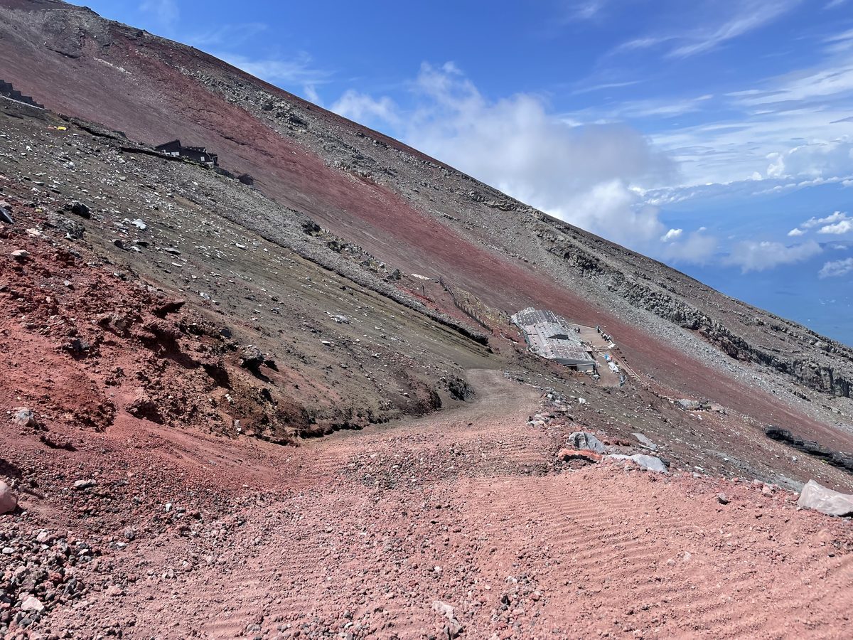 富士山・吉田ルートの下山道。赤茶色の砂と小石の斜面が続く