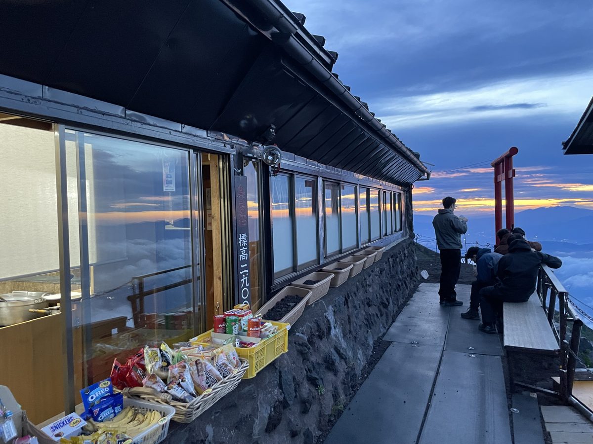 標高2900メートルの山小屋と、夕暮れの雲海
