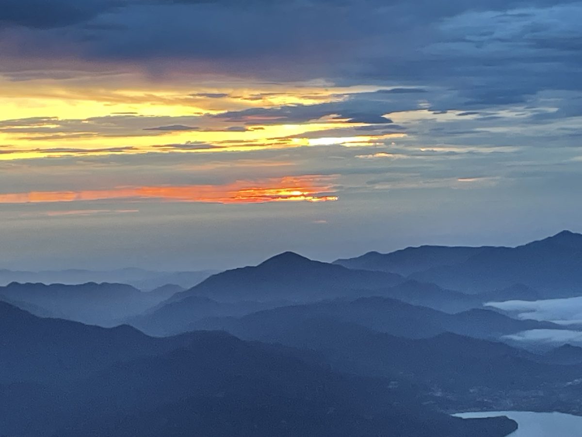 富士山から見た夜明けの空と雲海