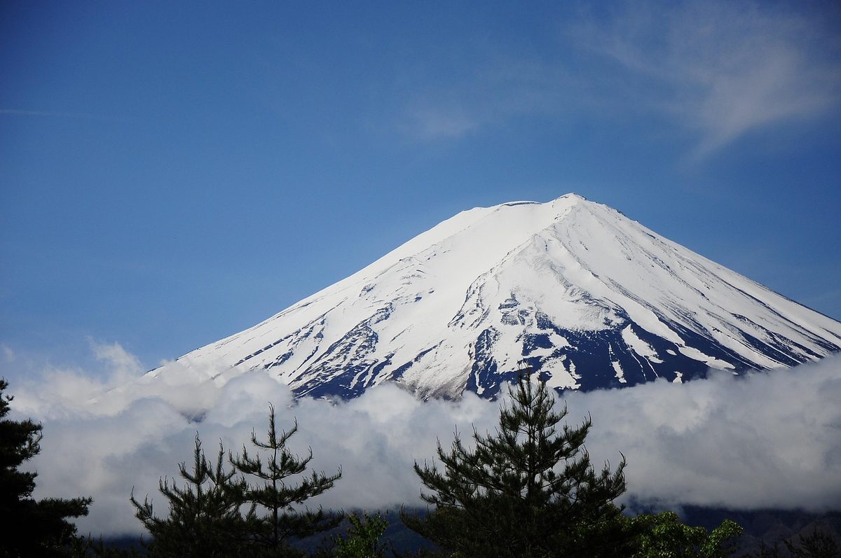 青空にそびえる富士山の全景（イメージ写真）