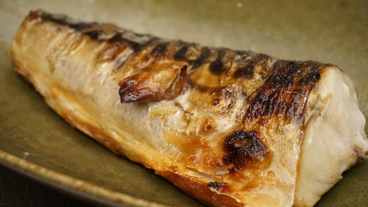 皿にのった焼いた鯖の切り身