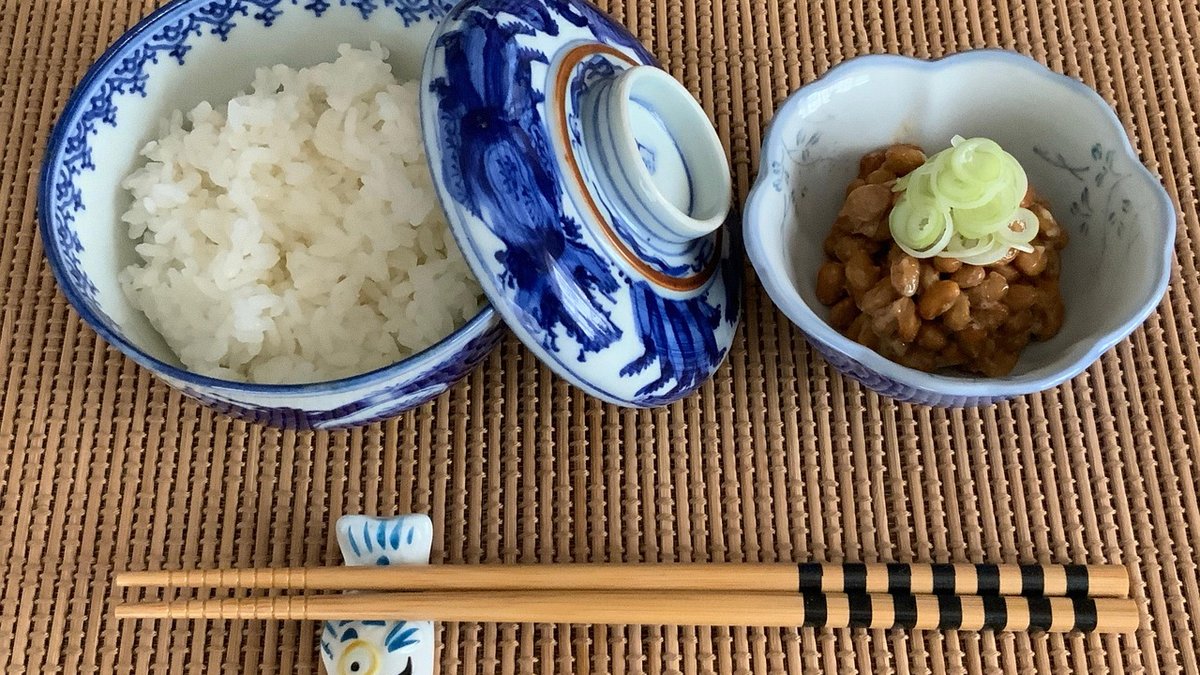 納豆と卵をかけたご飯と箸