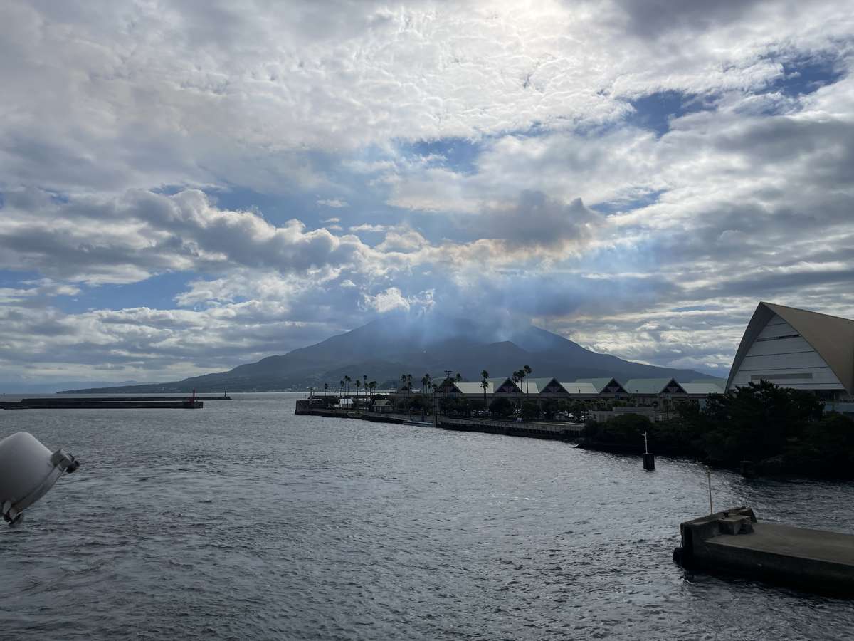 出航直後のフェリーから見た桜島