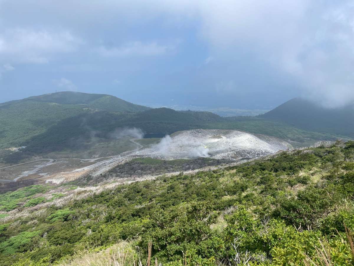 登る途中で見下ろした硫黄山の火口