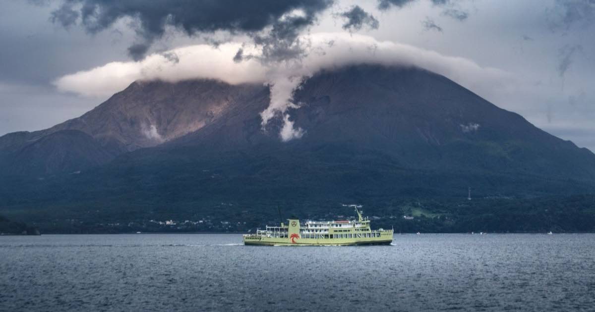 鹿児島から屋久島へ向かう船と、荒れ気味の空