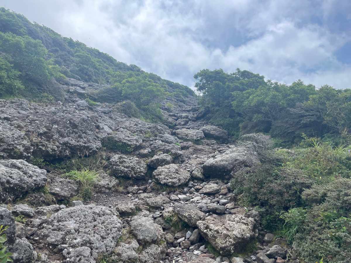韓国岳の岩の登山道