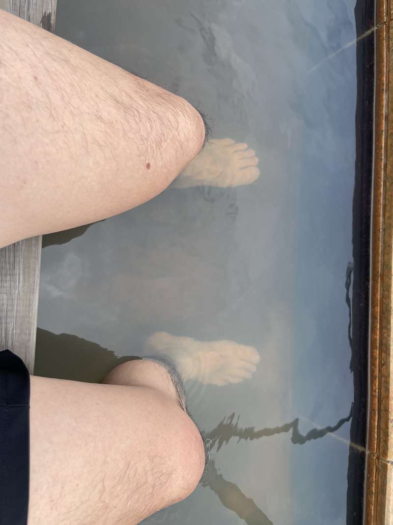 足湯に足を浸けているところ