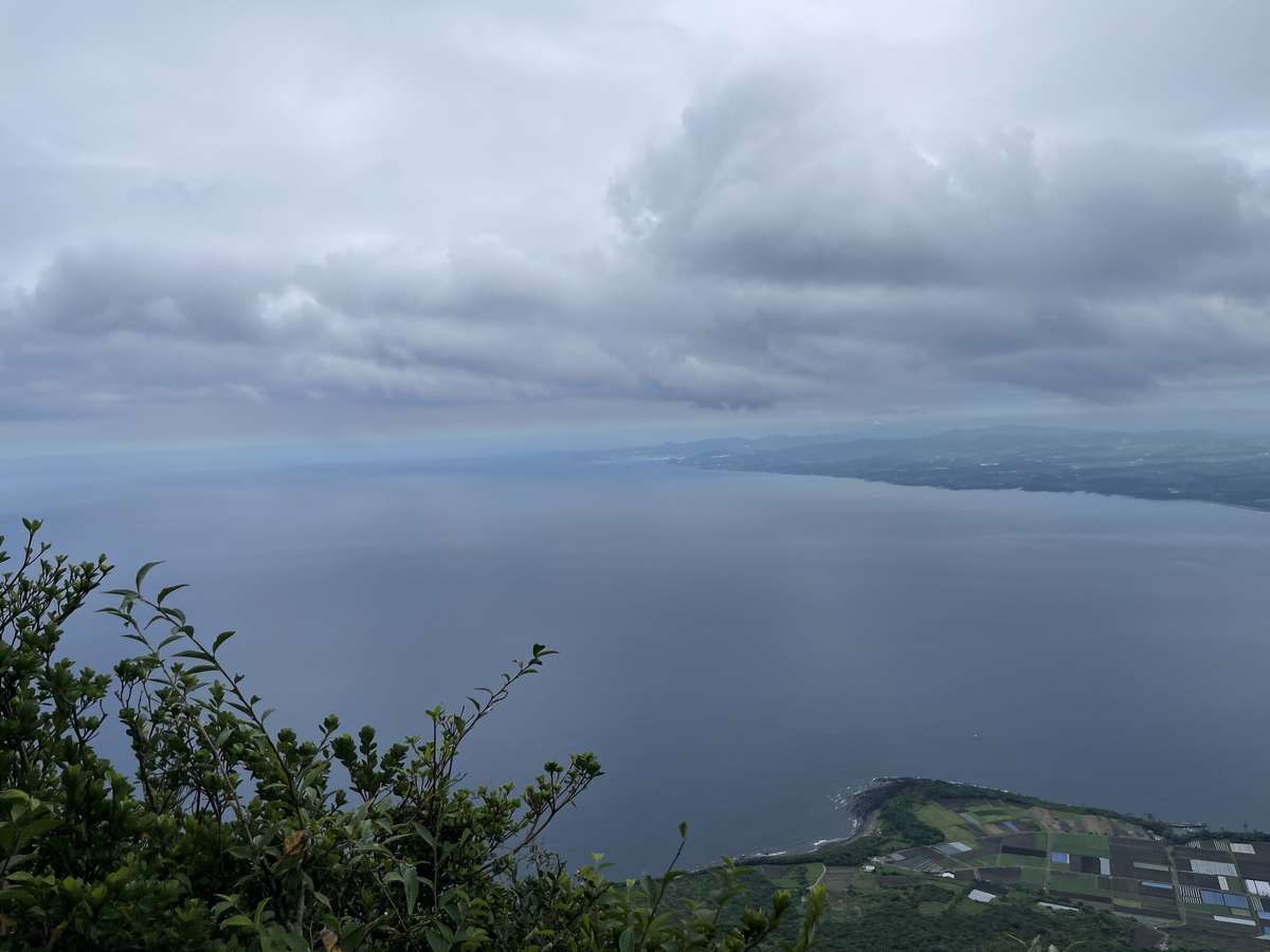 開聞岳の山頂から見た海