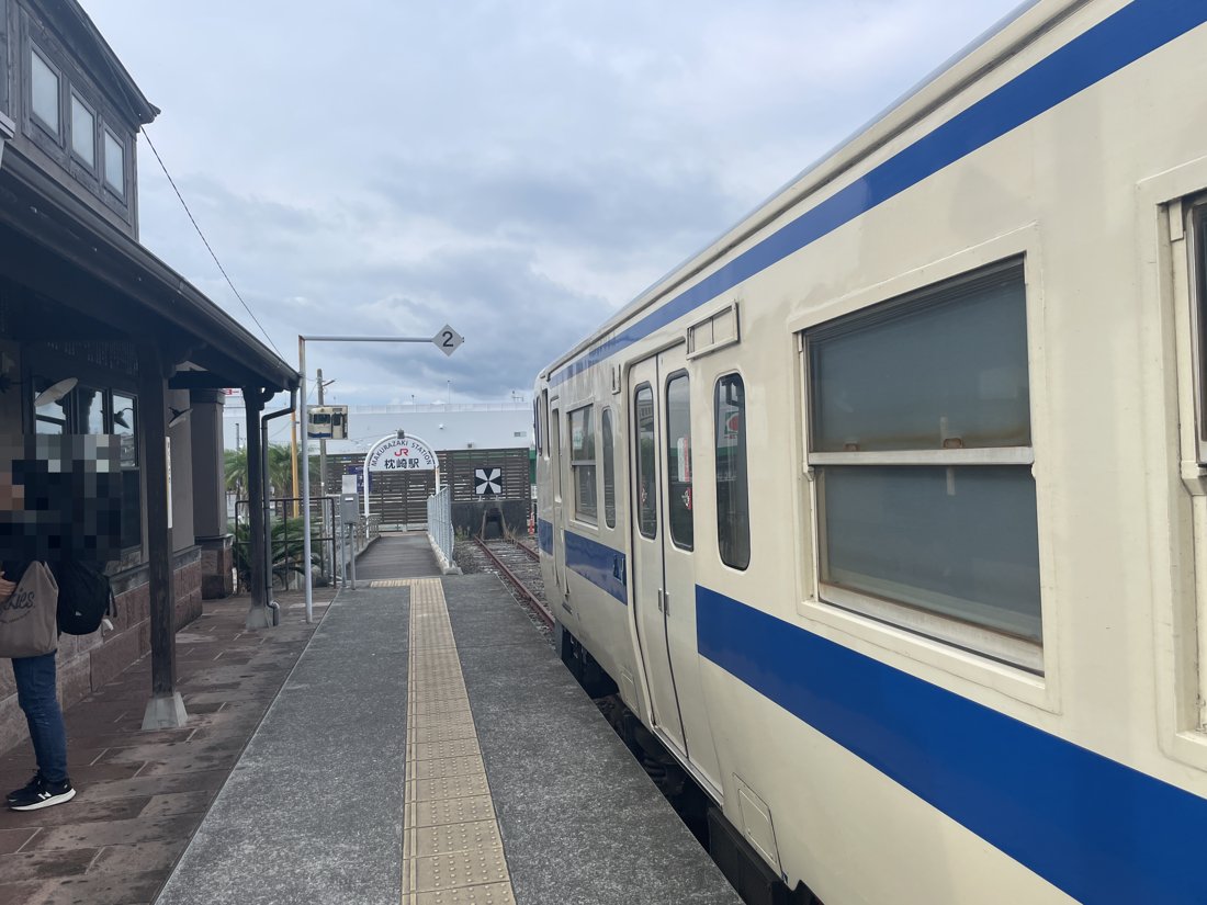 枕崎駅のホームと指宿枕崎線の列車