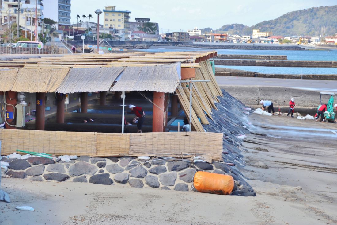 指宿の砂むし温泉の小屋と海