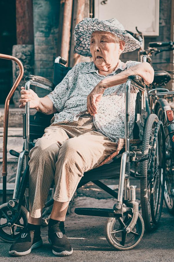 車いすに座る高齢の男性