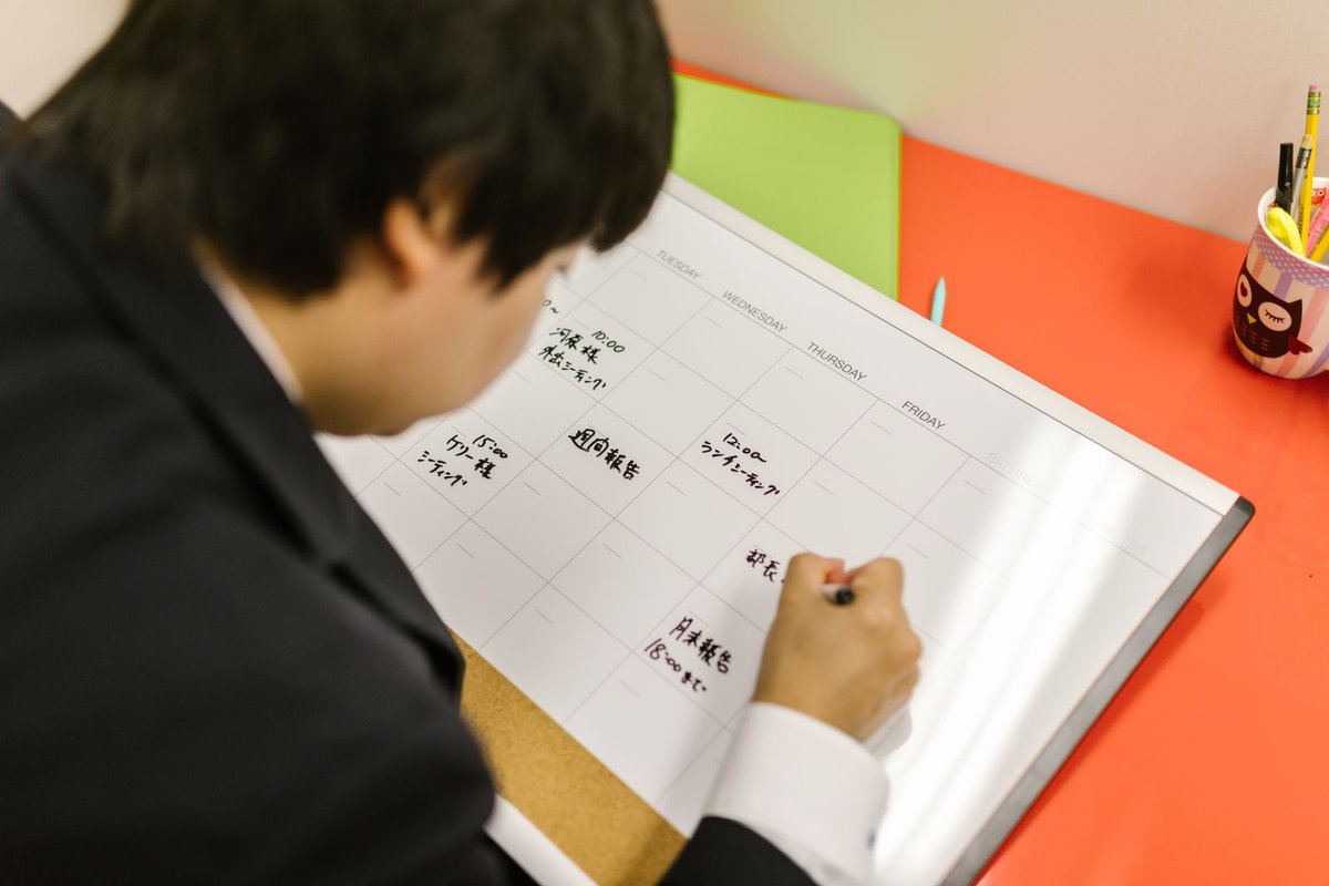 予定表に書き込む手元