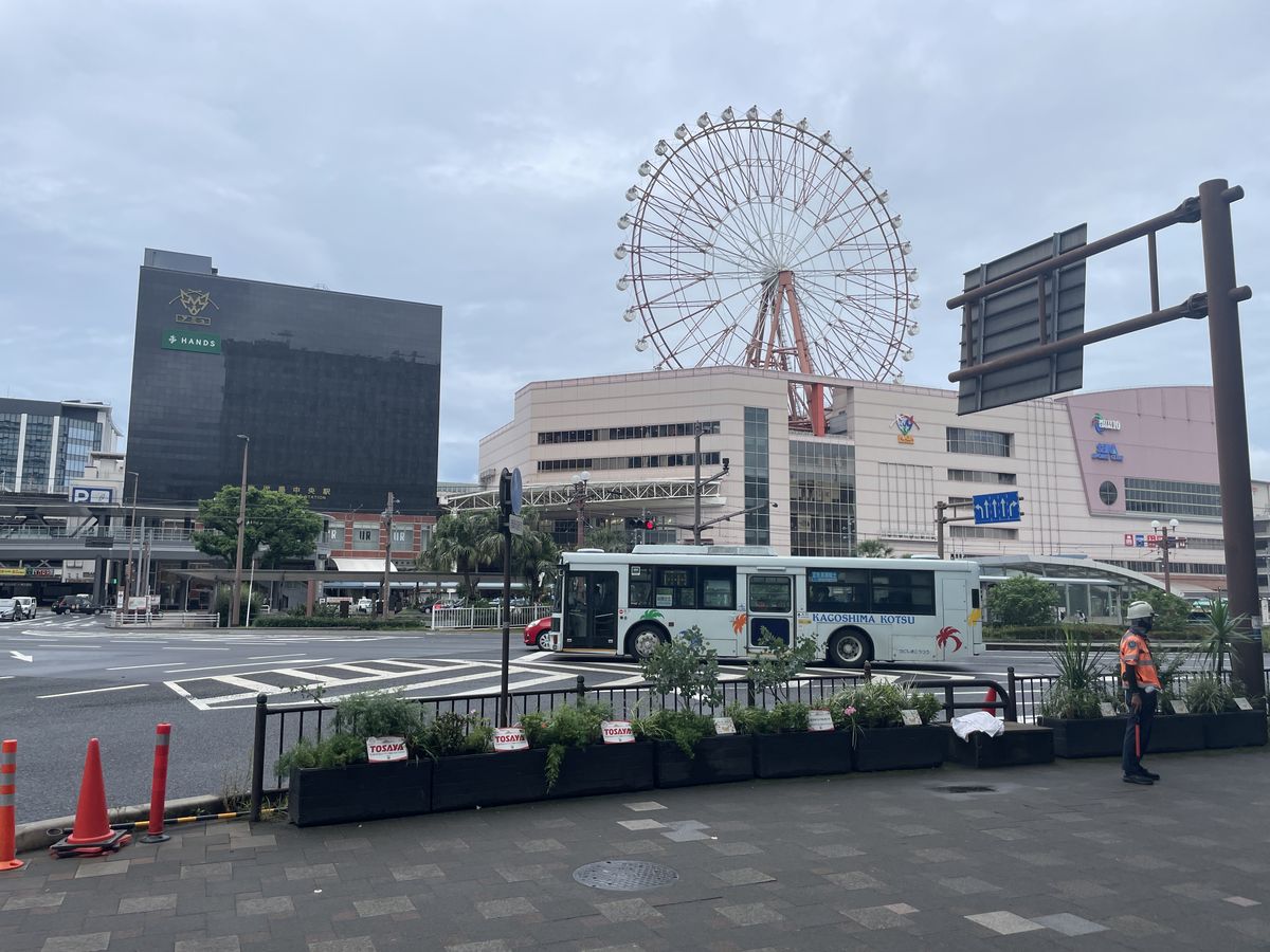 鹿児島中央駅前の観覧車と鹿児島交通のバス