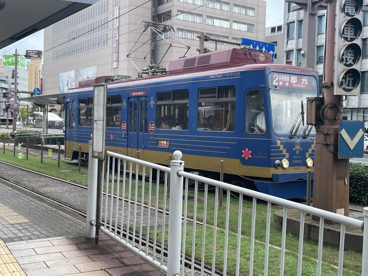 鹿児島中央駅前を走る市電