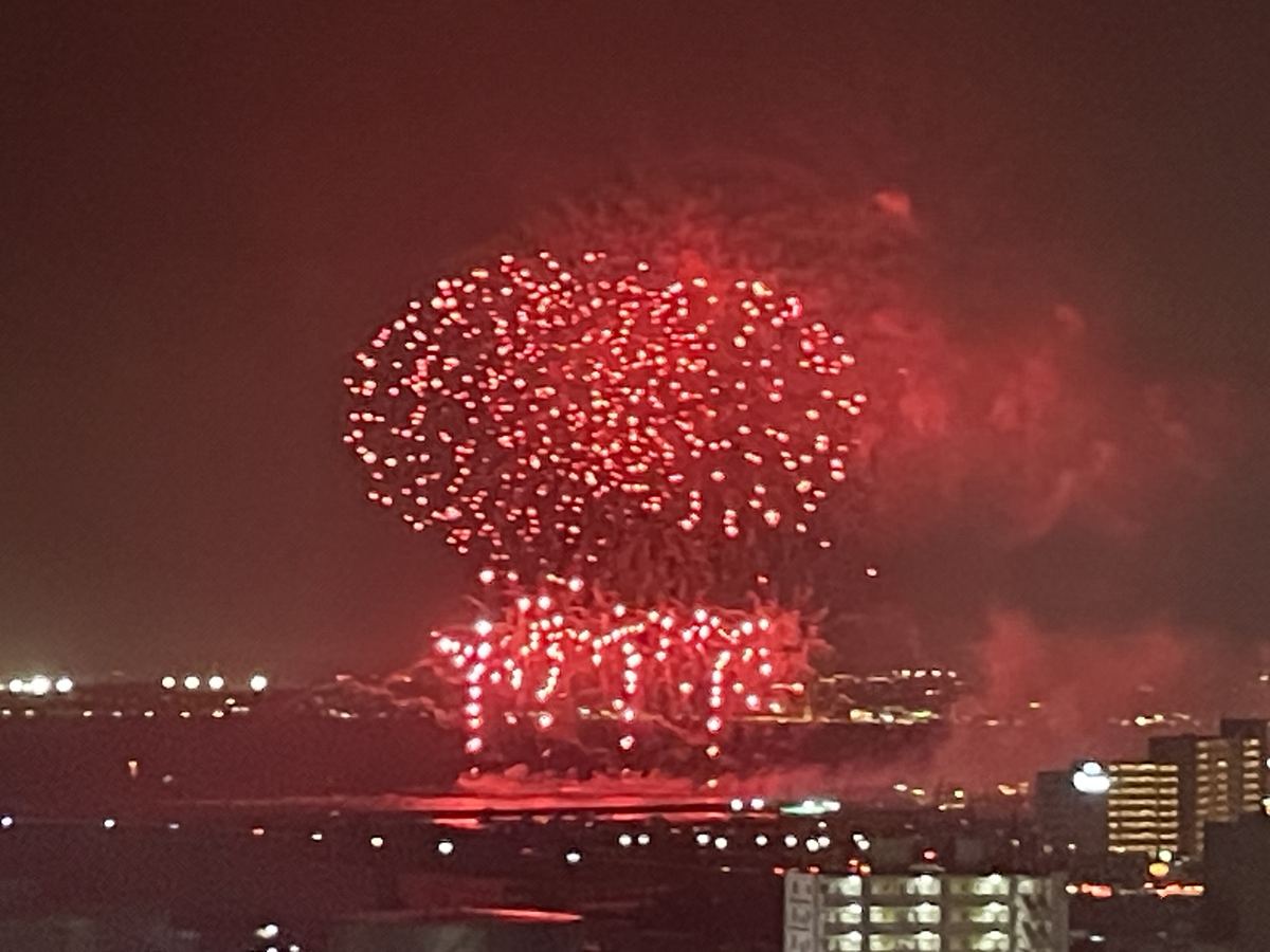 沖縄かなさ花火 マンションのベランダから見た赤い大輪