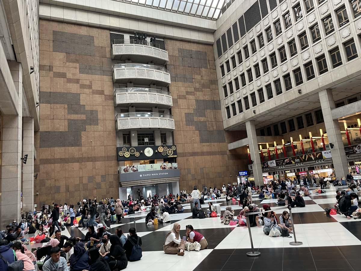 台北駅の大ホール。床に座って過ごす人がたくさんいる