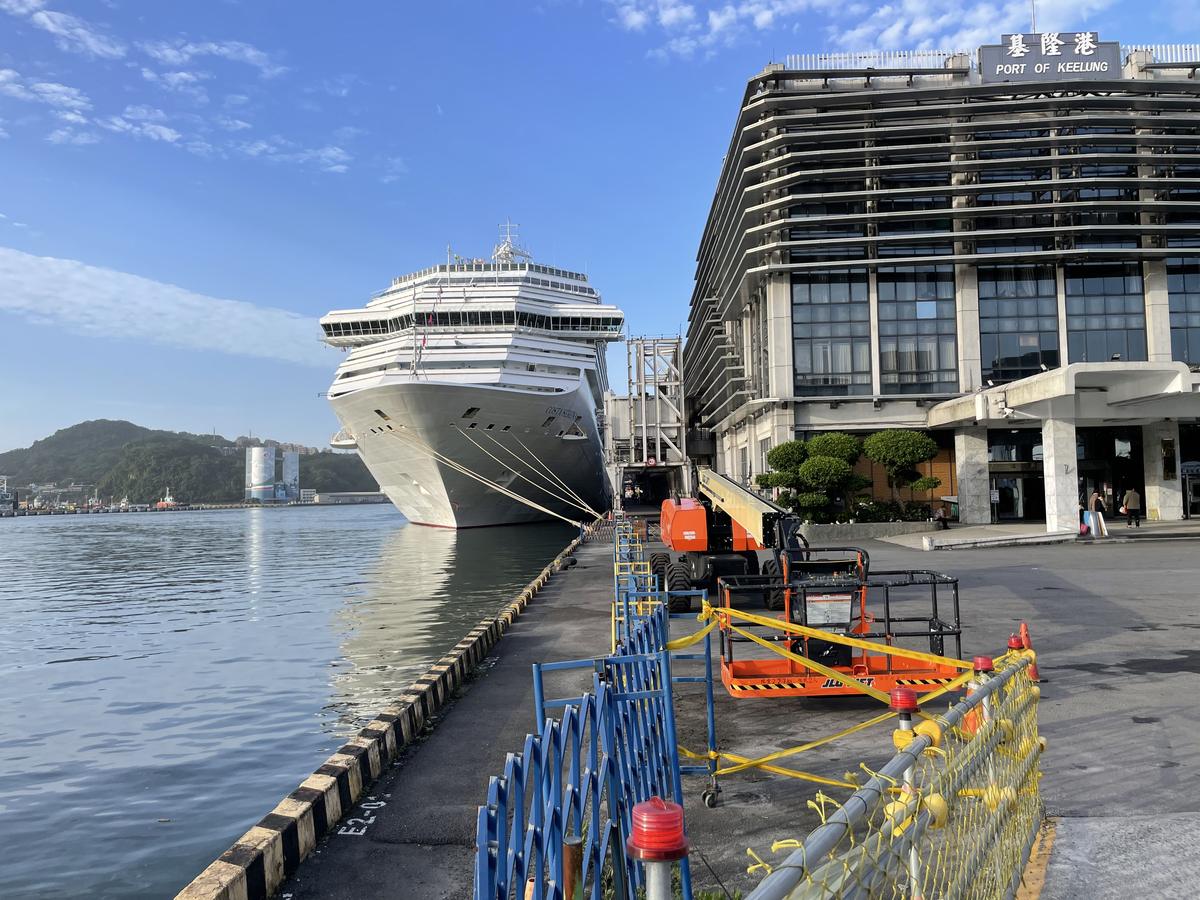 基隆港の客船ターミナルと大型クルーズ船