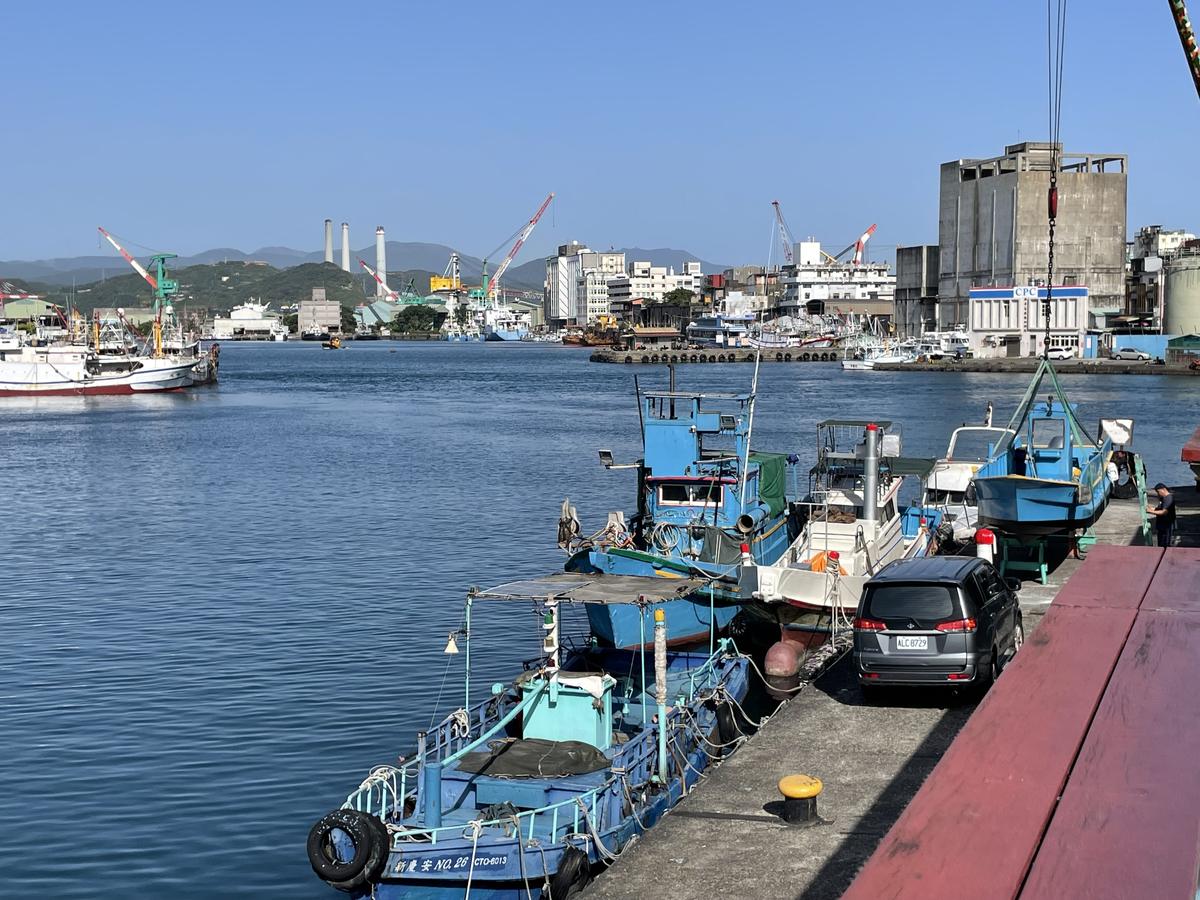 基隆の漁港に並ぶ漁船