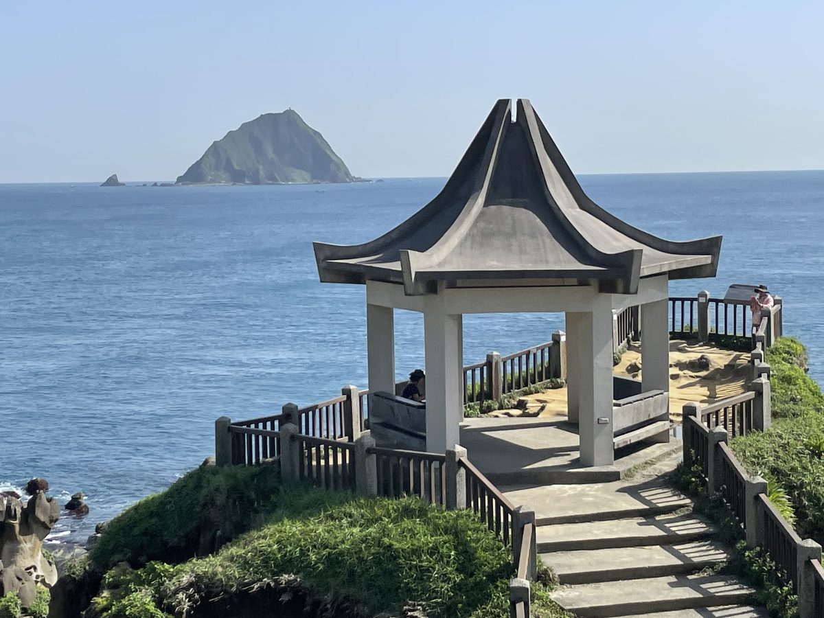 和平島の東屋と沖に見える基隆嶼