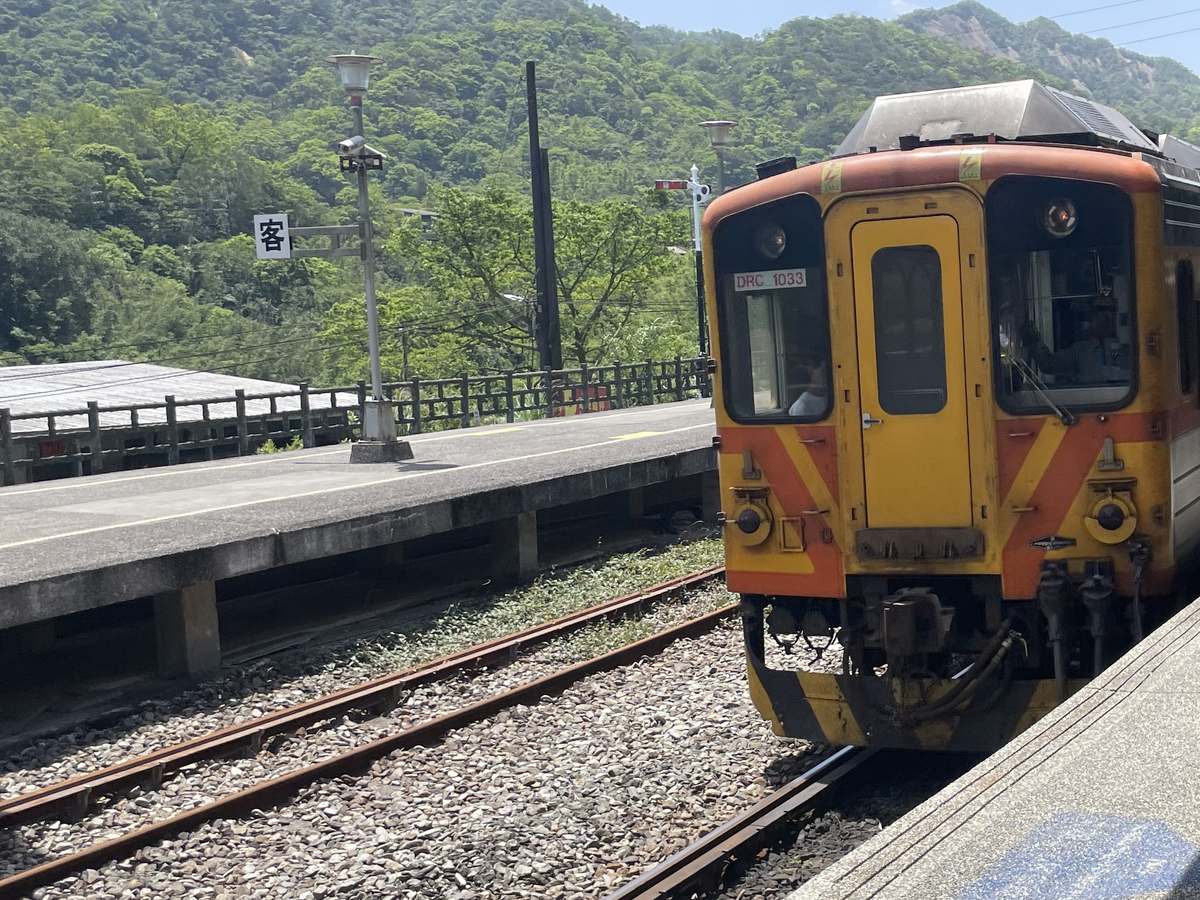 十分駅に止まる平渓線の列車