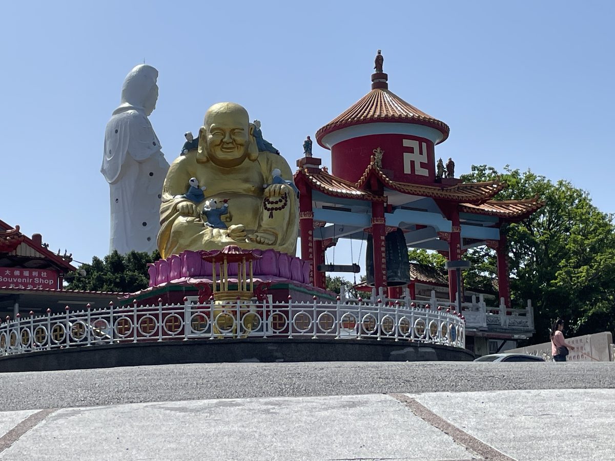 基隆・中正公園の金色の布袋像と白い大観音
