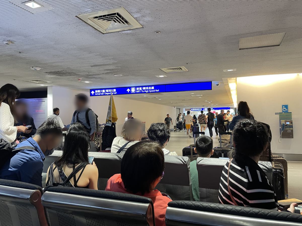 欠航のあと、桃園空港のロビーで待つ乗客