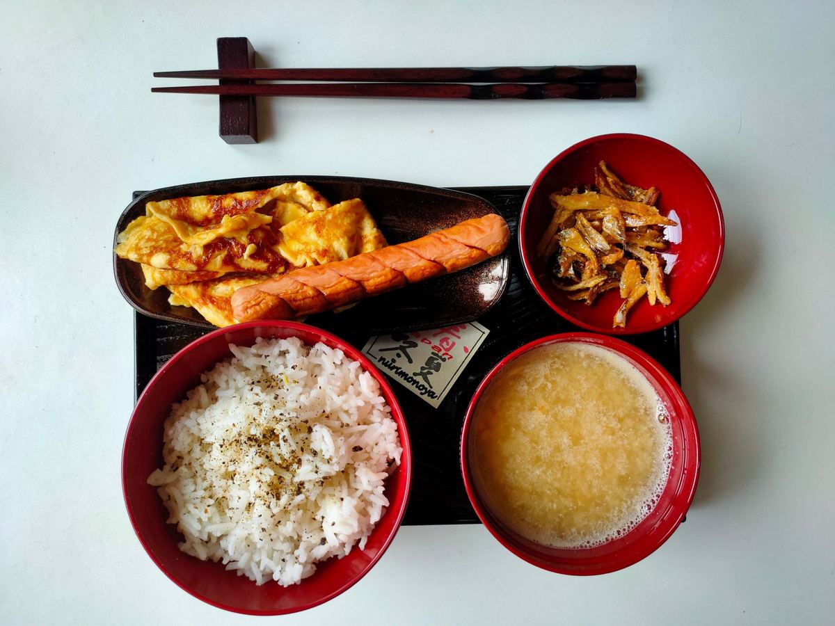 ご飯とみそ汁の和食の定食