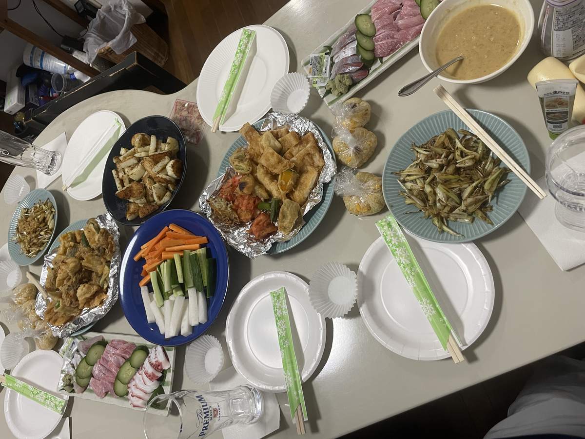 会費3,000円の手作り料理 天ぷら・野菜スティック・もろみ味噌