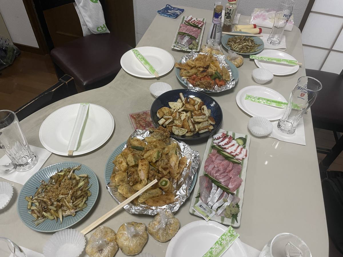 会費3,000円の手作り料理 マグロとタコの刺身・唐揚げ