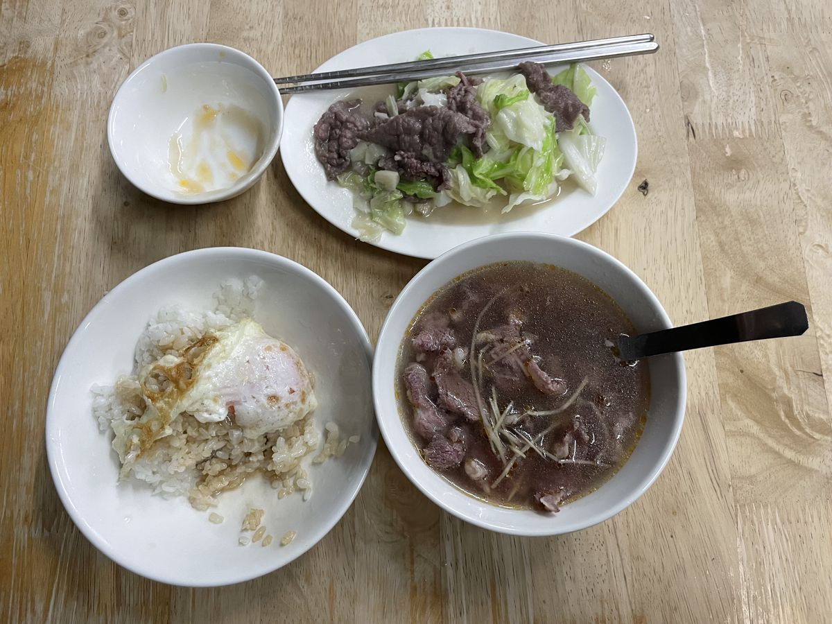 友愛牛肉湯の朝ごはん。牛肉のスープ、目玉焼きのせご飯、牛肉の炒め物