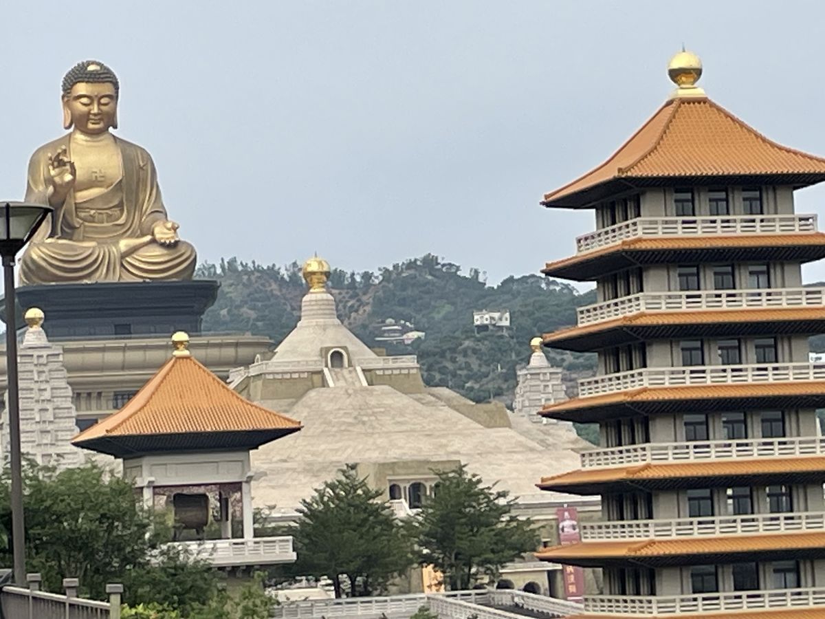 佛陀紀念館の大仏と塔