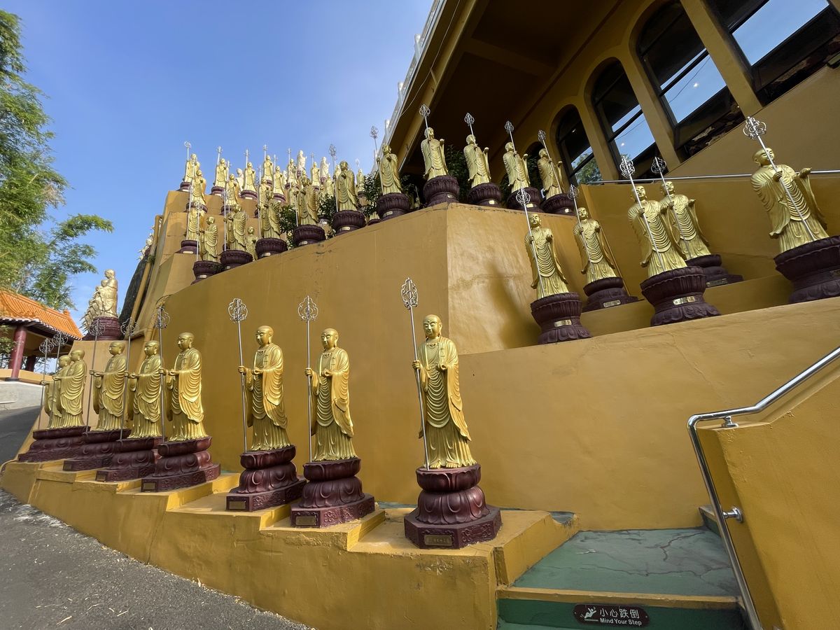佛光山の金色の仏像が並ぶ階段