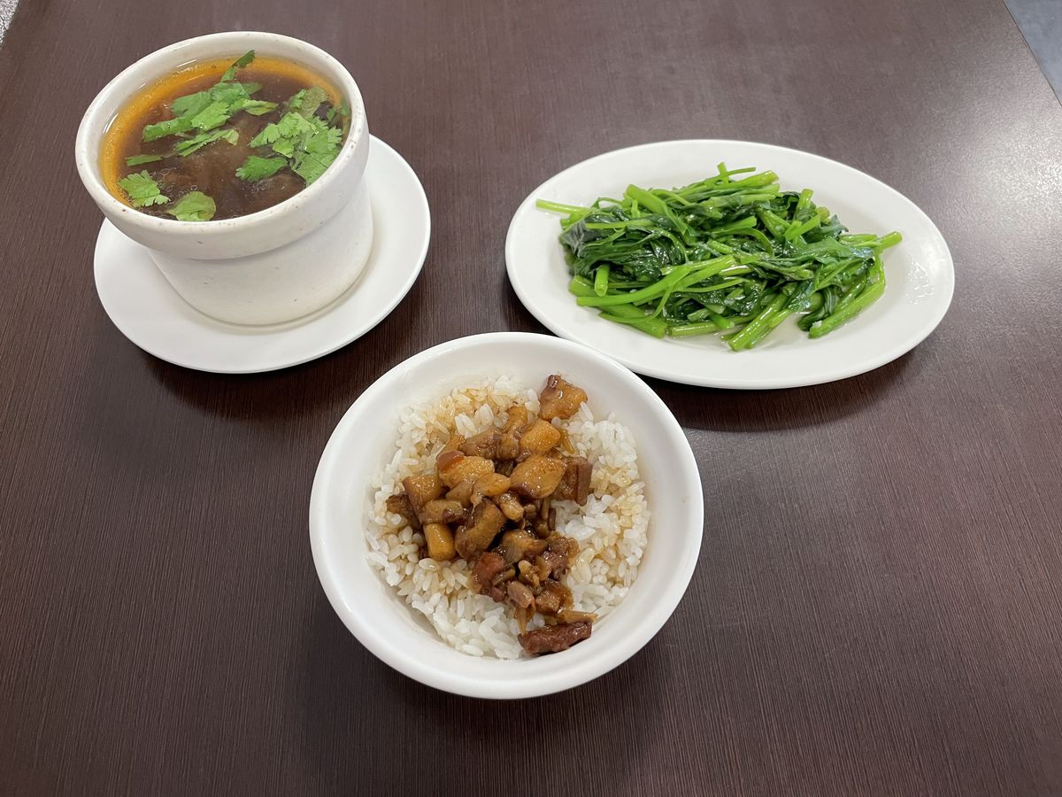 高雄の食堂の昼ごはん。豚肉の甘辛煮のご飯、空心菜の炒め物、排骨酥のスープ