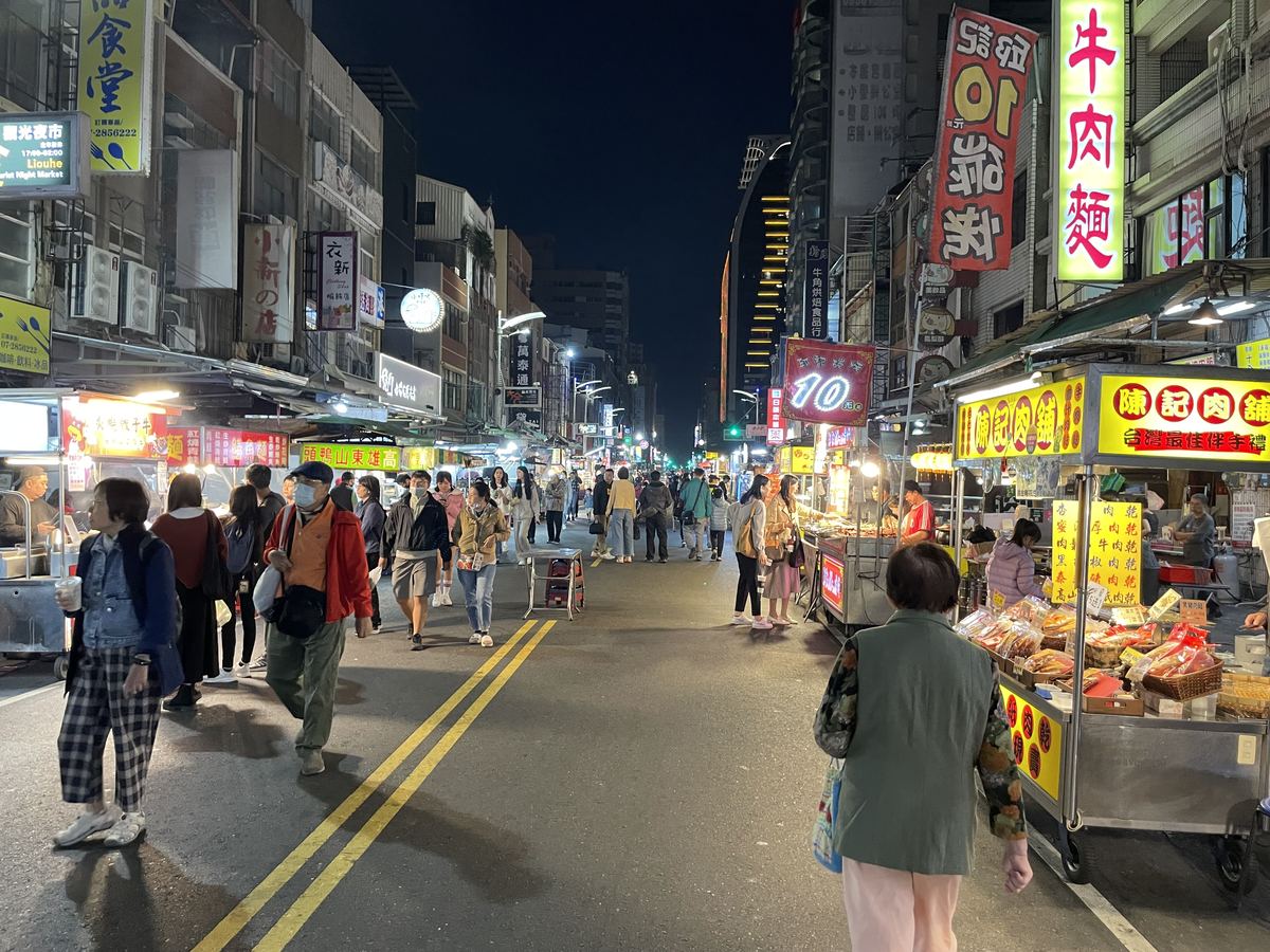 高雄の六合夜市。屋台が並ぶ通り