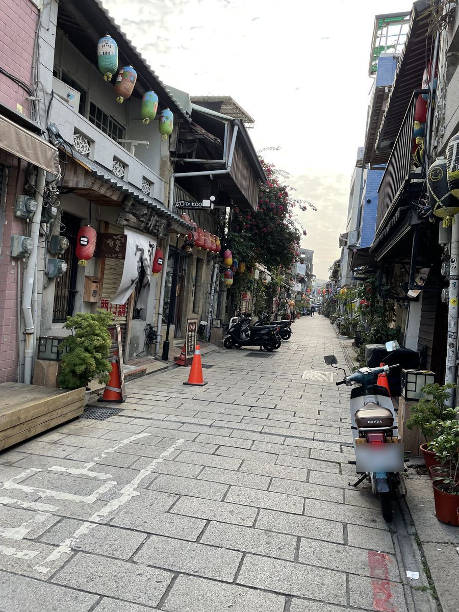 朝の神農街。まだ店が開く前の細い通り