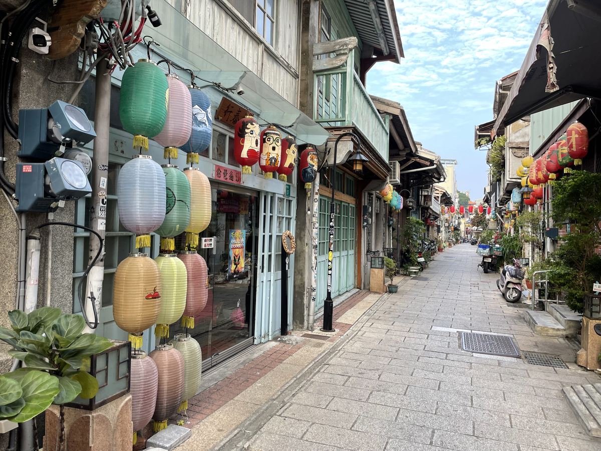 朝の神農街。提灯が下がる古い家並み