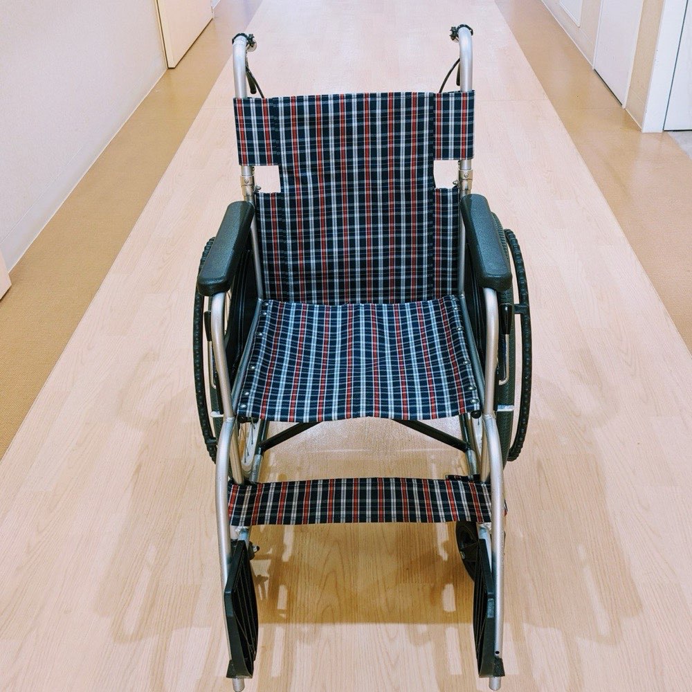 介護施設の廊下に置かれた車いす