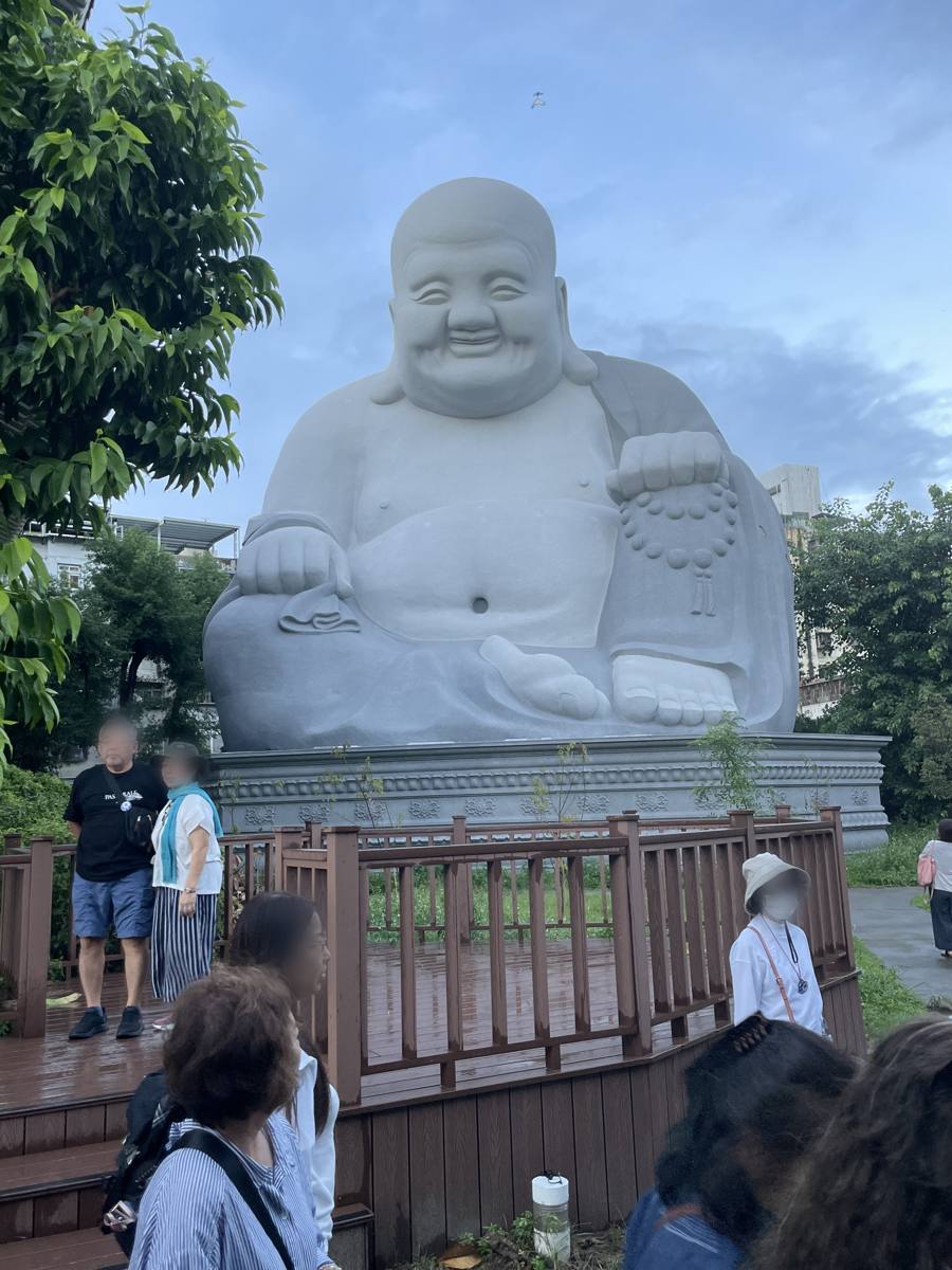 台中・宝覚寺の大きな布袋さんの像